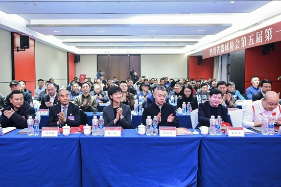 老年人打篮球时应如何进行适当的力量训练?_1